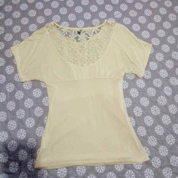 ❤️ SOLD ❤️Yellow Ruched Top - Picture 3 of 5